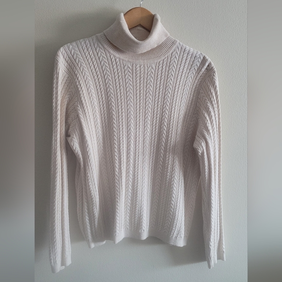 Wainscott Sweaters - Vtg Wainscott classic cream cableknit and ribbed turtleneck sweater, Women's XL.